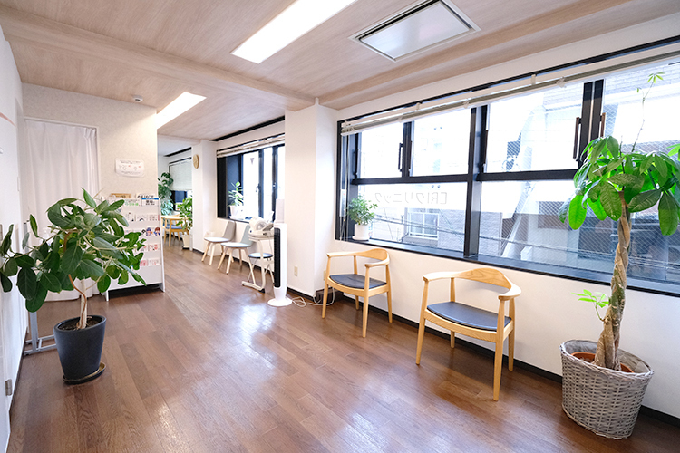 ＥＲＩクリニック 京都市中京区 観葉植物も設置されており、リラックスして過ごせる待合室