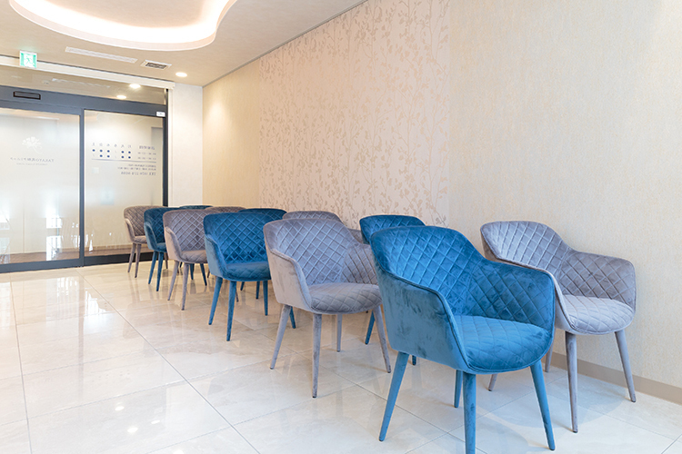 TAKAYO乳腺クリニック 神戸市中央区 グレーとブルーの椅子を配置した広々とした待合室