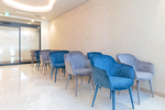 TAKAYO乳腺クリニック 神戸市中央区 グレーとブルーの椅子を配置した広々とした待合室