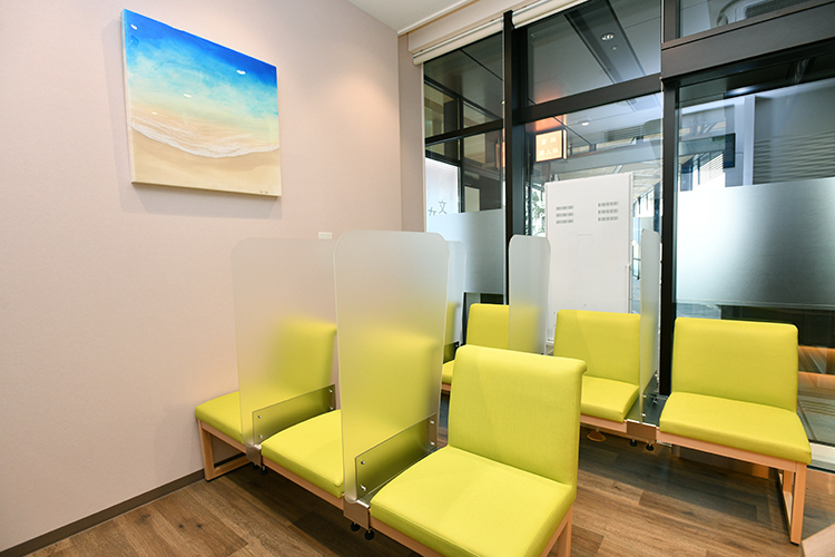 春日後楽園しのぶクリニック 文京区 待合室。壁の色や絵画にも院長のこだわりがたくさん詰まっている
