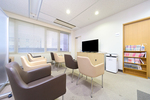 KSPクリニック 川崎市高津区 健診用の待合室には本棚やテレビを設置。待ち時間にも配慮する