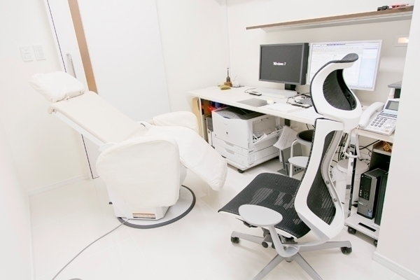 友田内視鏡クリニック 葛飾区 診察室。院長は日本消化器内視鏡学会の消化器内視鏡専門医だ