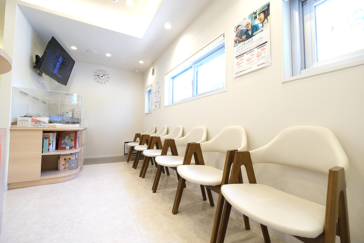 はらかわ歯科たまプラーザ 横浜市青葉区 待合室横には院長こだわりの鉄道の模型を設置