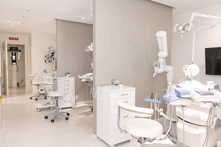 六本松MI歯科 福岡市中央区 半個室に区切られた診療室。プライバシーにも配慮している