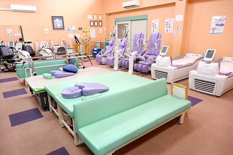 長谷川整形外科 千葉市若葉区 各種機器をそろえる広々としたリハビリテーション室