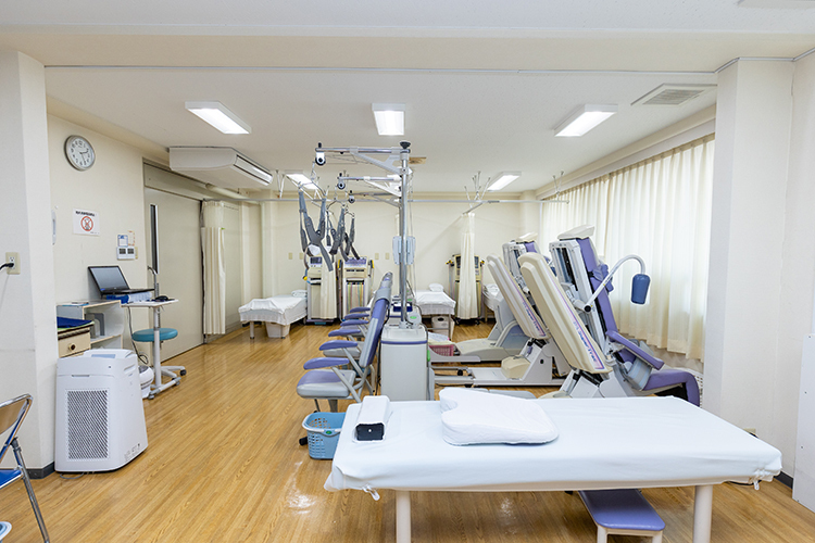 辺見クリニック 豊中市 物理療法・温熱療法の機器が設置されているリハビリテーション室