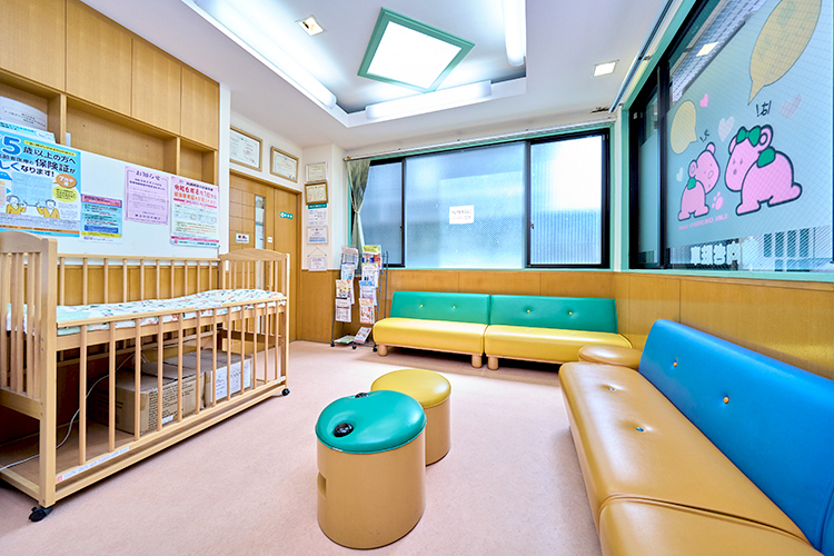 えじり子供クリニック 川崎市中原区 カラフルで明るい待合室