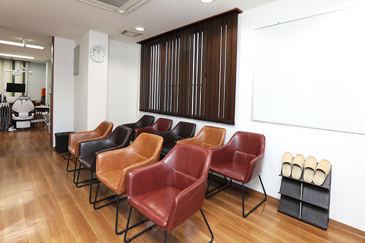 北川歯科医院 大津市 ブラウンを基調にした落ち着いた空間の待合室