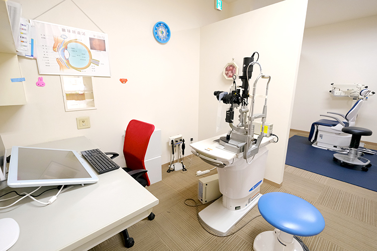 フジタニ眼科 中央区 壁の折り紙は院長の手作り。子どもの検査にも工夫を凝らす