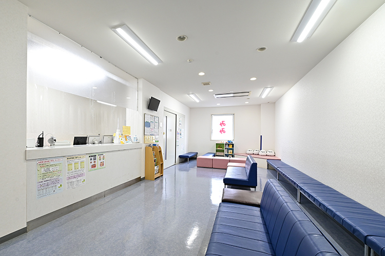 武蔵浦和耳鼻咽喉科 さいたま市南区 明るく広々とした院内。キッズスペースもあり子ども連れでも安心