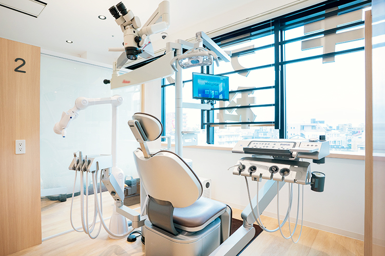 キラメキテラス歯科 鹿児島市 マイクロスコープを用いて、丁寧な説明を心がけている