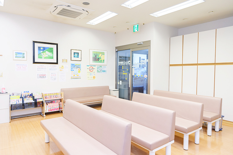 えんどう整形外科 横浜市都筑区 広々とした待合室