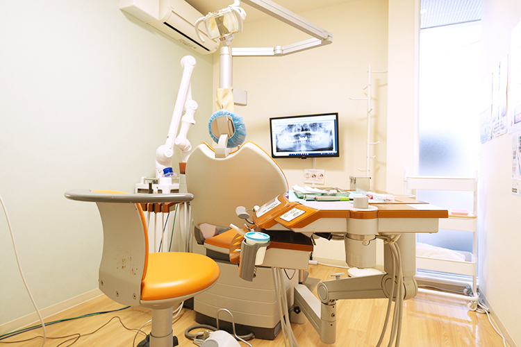 さん歯科こども・おとな歯科 糟屋郡新宮町 広いユニットでは親子が同じ空間で診療を受けることも可能