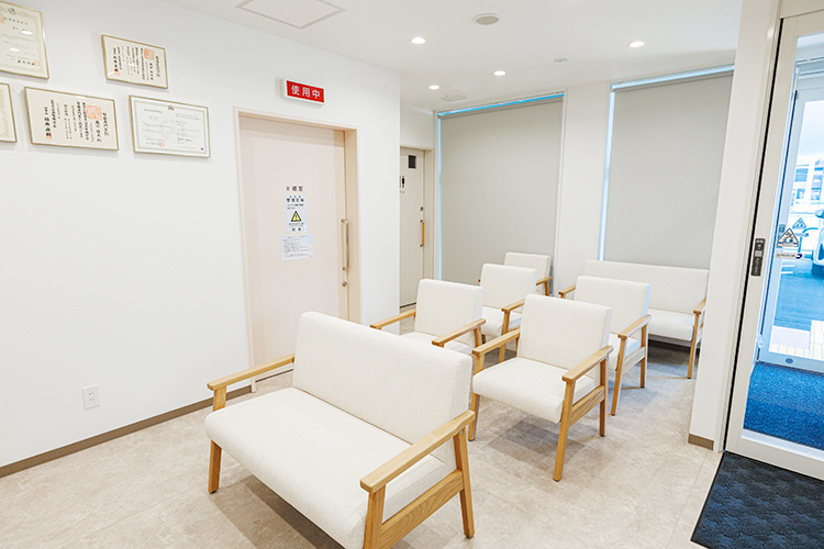 たかえ内科クリニック 那珂川市 白をベースとしたインテリアで明るい院内