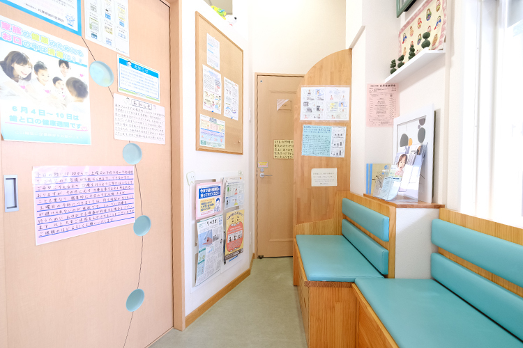 にしまつ歯科クリニック 神戸市東灘区 ターコイズブルーを基調とした待合室