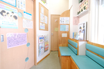 にしまつ歯科クリニック 神戸市東灘区 ターコイズブルーを基調とした待合室