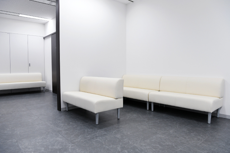 東京新宿クリニック 新宿区 白を基調とした清潔感のある待合室
