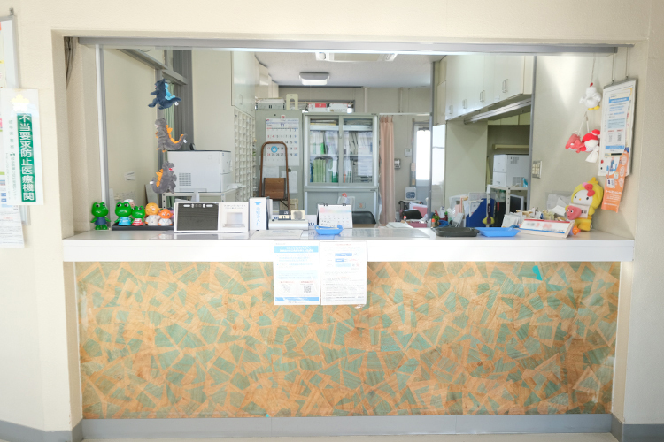 いずみ皮膚科 岐阜市 受付では明るくスタッフが迎えてくれる
