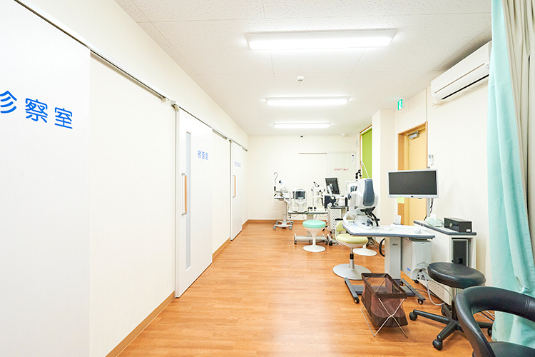 保土ヶ谷いいな眼科 横浜市保土ケ谷区 各種機器が取りそろえられた広々とした検査室
