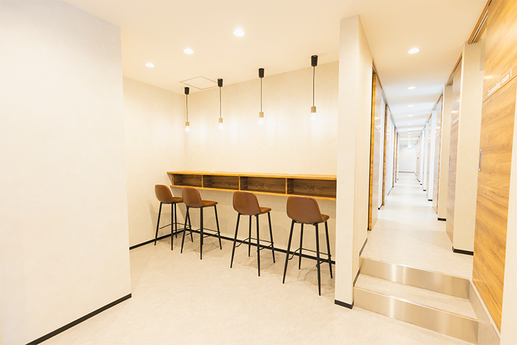 あいあーる歯科川崎駅小川町医院 川崎市川崎区 カフェのようなおしゃれな待合室