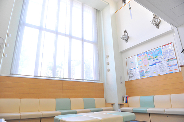 医療法人秀明会 吉田眼科医院 大阪市阿倍野区 広く心地良い吹き抜けの待合室