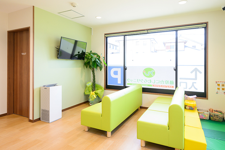 藤原台にしむらクリニック 神戸市北区 緑を基調とした明るい院内。靴の履き替えは不要