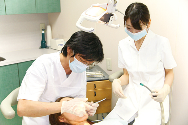 松村歯科クリニック 審美インプラントオフィス 目黒区 治療前から治療後まで口の中の現状と治療の展望を丁寧に説明