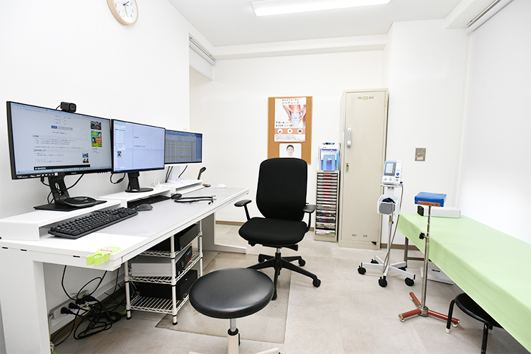 ハートクリニック浦安 浦安市 スライドを使用しながら、わかりやすい説明を行う