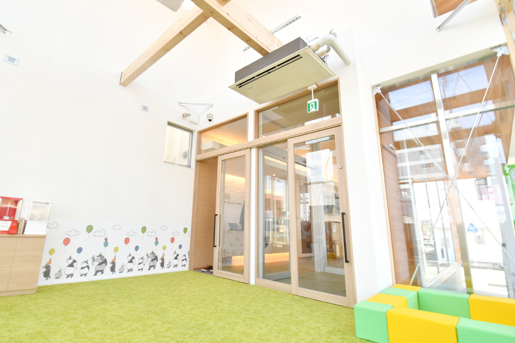 リンクスター歯科 名古屋市守山区 天井の高いキッズスペースも完備