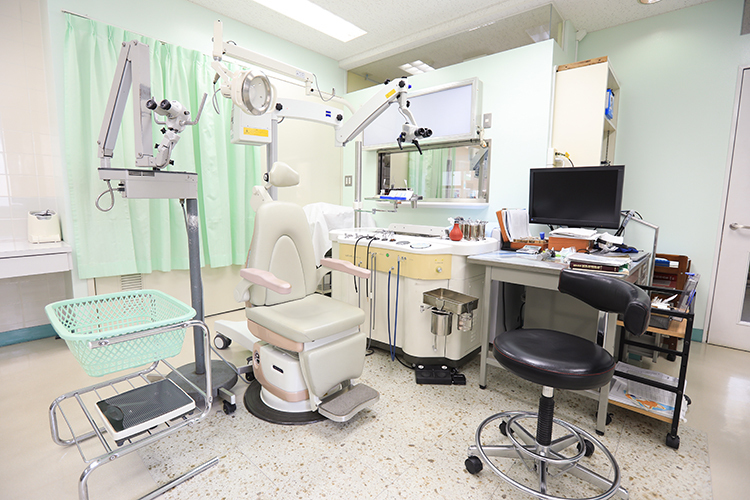 飯塚耳鼻科 豊橋市 患者の話を聞きながら診療