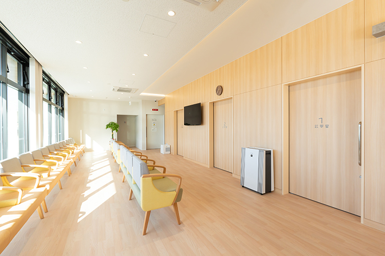 津 痛みのクリニック 津市 広く清潔感のある待合室