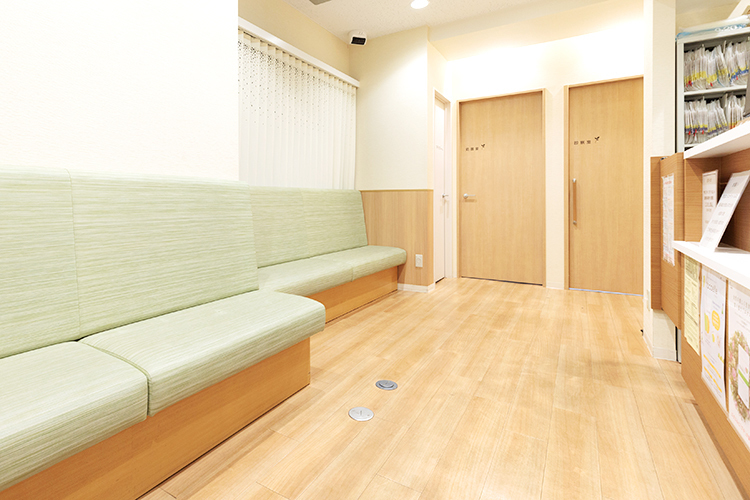 中目黒レディースクリニック 目黒区 広々とした待合で、ゆったりと過ごすことができる
