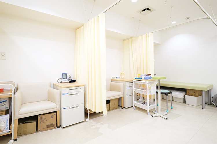 ふくろう内科・内視鏡クリニック新宿高田馬場 新宿区 明るく清潔感のある処置室