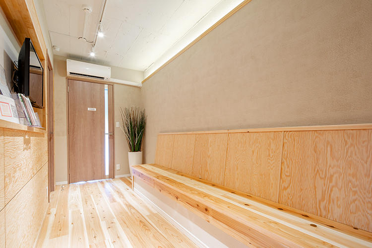 代官山やまびこクリニック 渋谷区 木のぬくもりあふれる院内は温かい雰囲気でリラックスできる