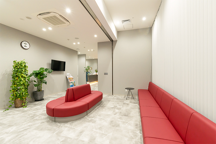 ILC国際腰痛クリニック名古屋院 名古屋市中村区 広々とした待合室。完全予約制で待ち時間も少なく安心。
