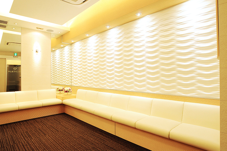 やじまクリニック 千代田区 明るい日差しが差し込む温かい雰囲気の診察室