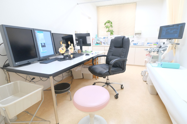 いずみが丘クリニック 名古屋市守山区 診察室。患者の話に耳を傾ける診療をモットーとしている