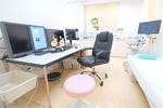 いずみが丘クリニック 名古屋市守山区 診察室。患者の話に耳を傾ける診療をモットーとしている