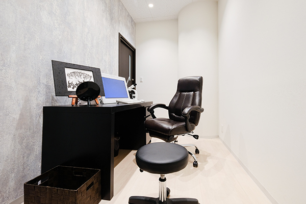 あいちビューティークリニック栄本院 名古屋市中区 診察室はシックな雰囲気。患者から贈られた書が飾られている