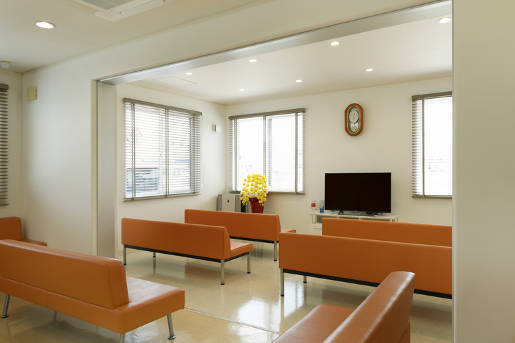 ふくだ循環器科内科クリニック 松山市 明るく、落ち着いた雰囲気の待合室