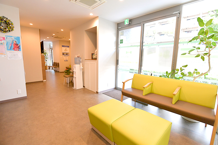おおはた整形外科クリニック 大阪市東住吉区 待合は緑が多く、落ち着いた空間