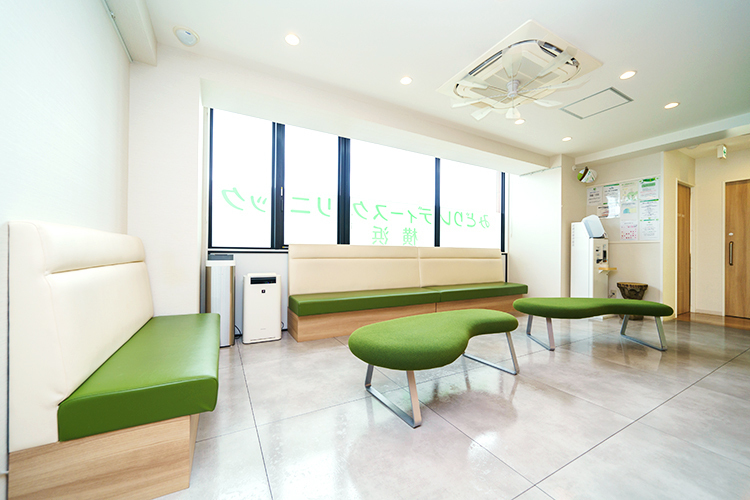 みどりレディースクリニック横浜 横浜市神奈川区 外光の入る明るい待合室。「自然」をイメージして造られている