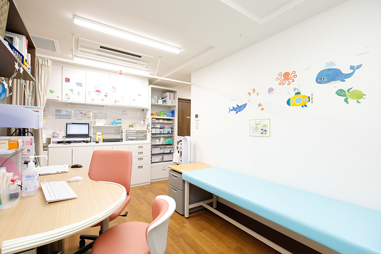 さくらキッズくりにっく 世田谷区 診察室では院長が親身な姿勢で診療にあたる