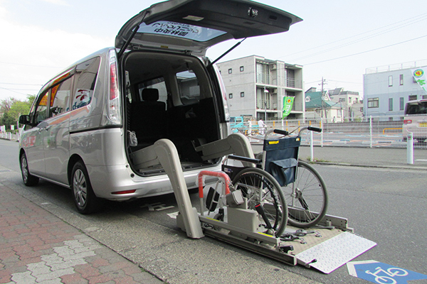 中央林間じんクリニック  大和市 スライドアップシート車も所有。少しでも患者の負担を減らす
