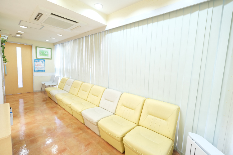 すずむらクリニック 川崎市中原区 広々とした清潔感のある待合室