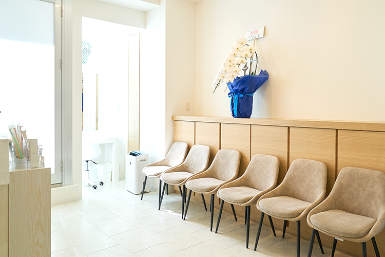 天神西通り アロハ歯科 小児・マウスピース矯正歯科クリニック 福岡市中央区 白をベースとしたインテリアで明るい院内