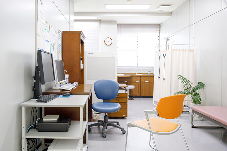 ホームクリニックみまた 北諸県郡三股町 明るい診察室。先生は納得するまで病状の説明をしてくれる