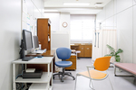 ホームクリニックみまた 北諸県郡三股町 明るい診察室。先生は納得するまで病状の説明をしてくれる