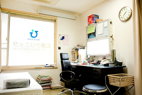 広瀬クリニック 世田谷区 診察室では患者の希望をくみ取るため、じっくりと対話する