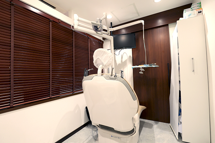 二子玉川ＯＭ歯科クリニック 世田谷区 白と茶色を基調にした、清潔感のある診察室